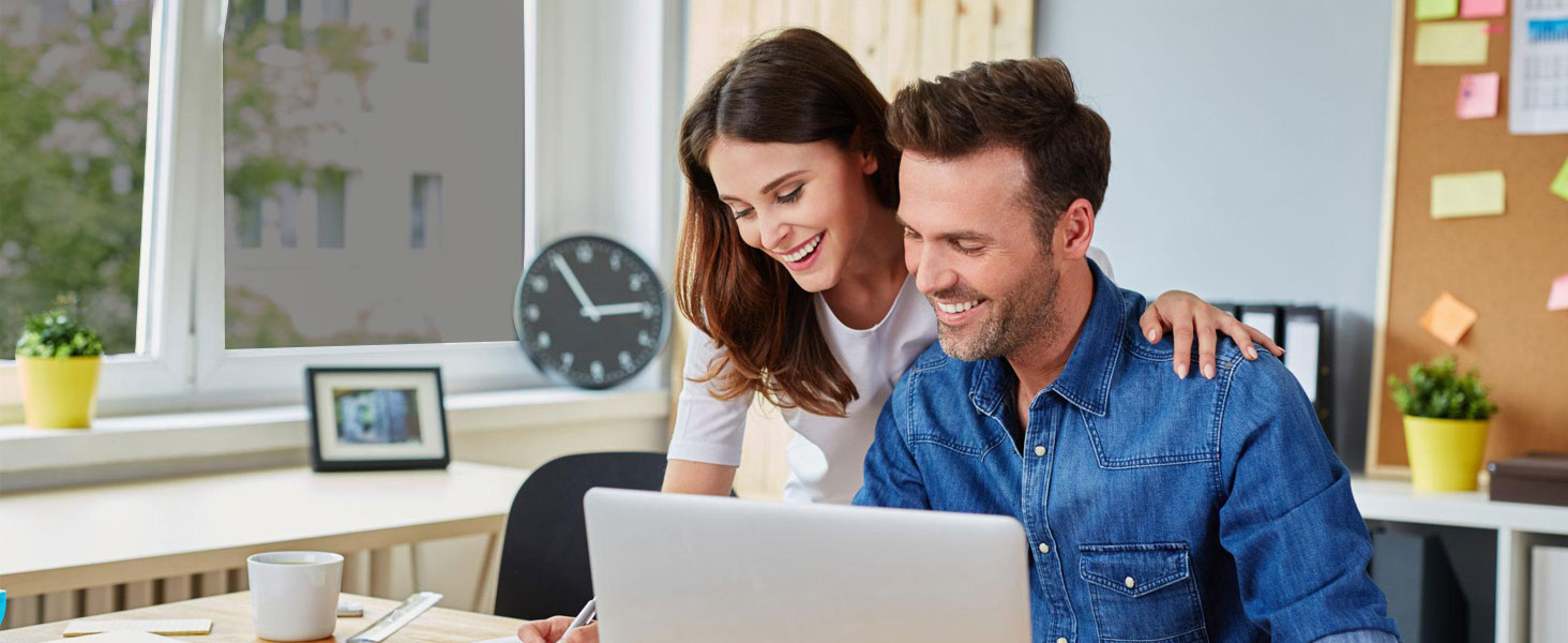 Oneta Advantage Club landlord subscription banner - happy family in their new home